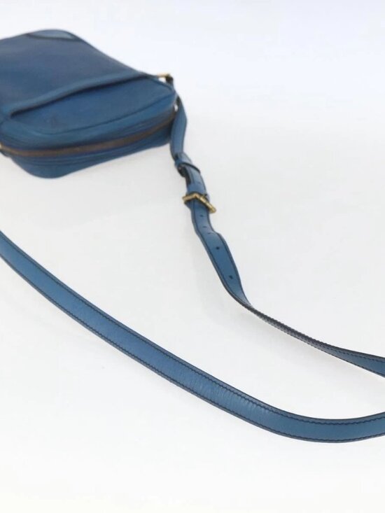 LOUIS VUITTON Epi Danube Shoulder Bag Blue M45635 LV Auth  LOUIS VUITTON Epi Danube Shoulder Bag Blue M45635 LV Auth 154824